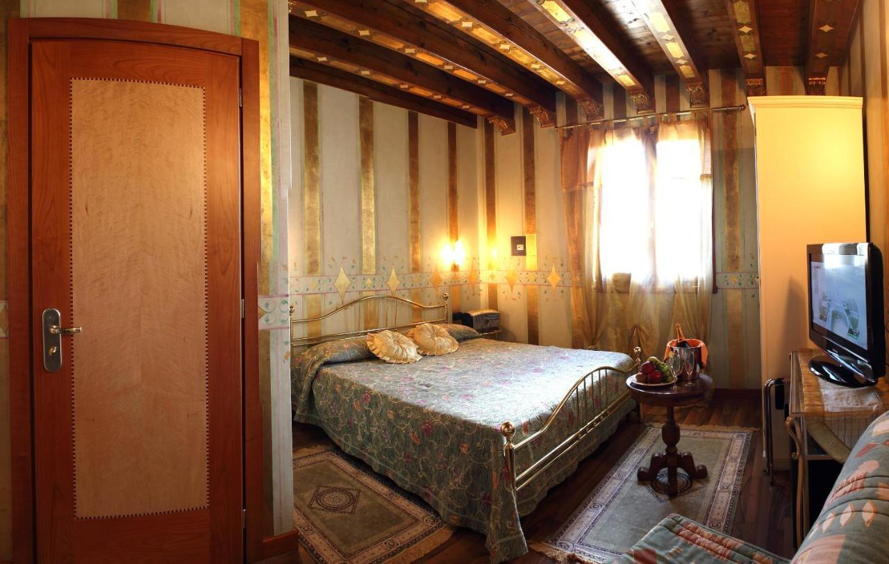 Hotel Tabina Santa Maria Di Sala Buitenkant foto